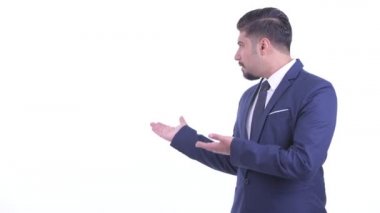 Stresli sakallı İranlı işadamı sırtına gösteren ve başparmak aşağı veren