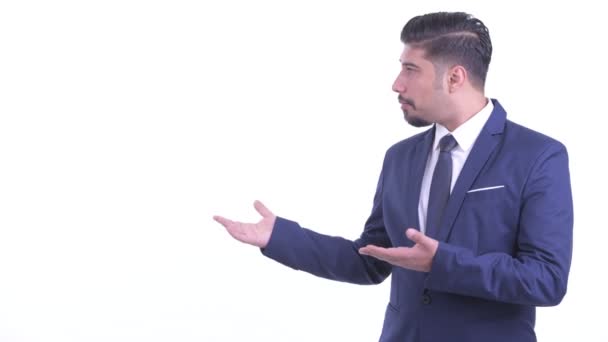 何かを示しながら話す幸せなひげペルシャのビジネスマン — ストック動画