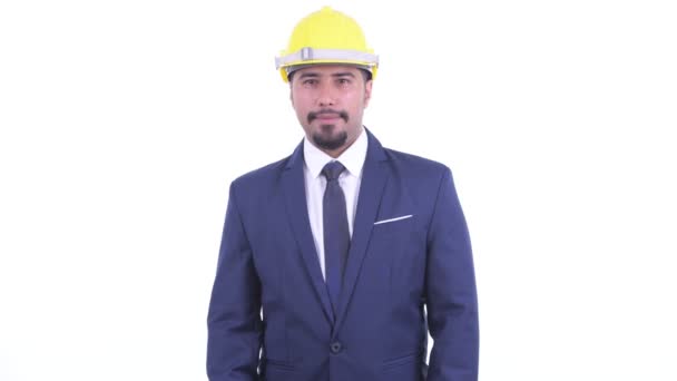 Gelukkige bebaarde Perzische zakenman als ingenieur glimlachend met armen gekruist — Stockvideo