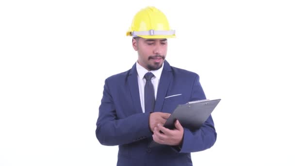 Szczęśliwy Brodaty Perski biznesmen jako inżynier rozmawia trzymając schowek — Wideo stockowe