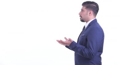Mutlu sakallı İranlı işadamının profil görünümü konuşuyor