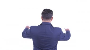 Yumruklarla mutlu sakallı İranlı işadamının arka görünümü yükseltildi