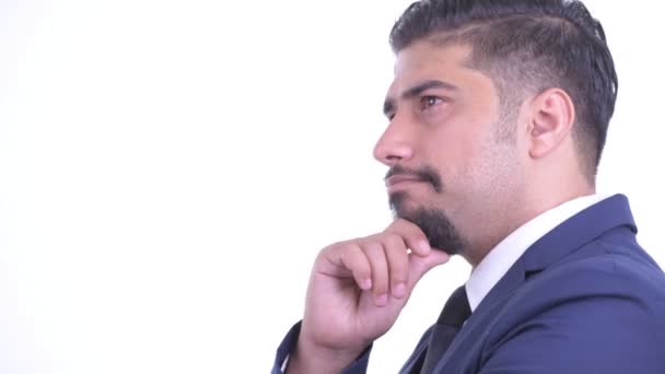 Vista del perfil de primer plano del feliz hombre de negocios persa barbudo pensando — Vídeos de Stock