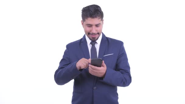 Felice barbuto uomo d'affari persiano pensando durante l'utilizzo del telefono — Video Stock