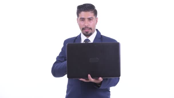 Glad skäggiga Persiska affärsman pratar när du använder laptop — Stockvideo