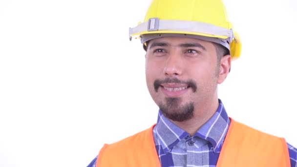 Gezicht van gelukkige bebaarde Perzische man bouwvakker denken — Stockvideo
