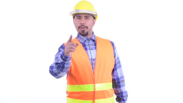 Heureux homme barbu perse travailleur de la construction pointant vers la caméra — Video