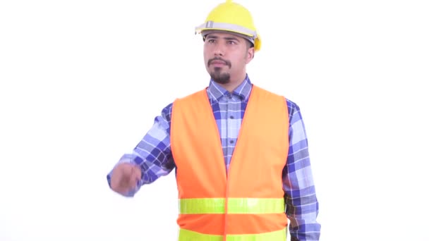 Boldog szakállas perzsa ember építőipari munkás irányítása és mutató ujját — Stock videók