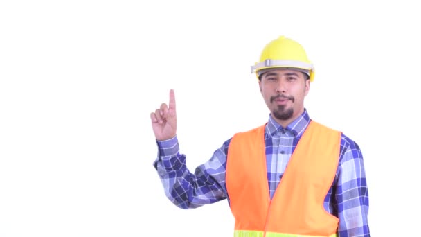 Feliz homem barbudo persa trabalhador da construção falando enquanto apontando para cima — Vídeo de Stock