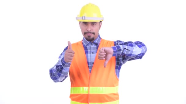 Förvirrad skäggiga persisk man byggnadsarbetare välja mellan tummen upp och tummen ner — Stockvideo