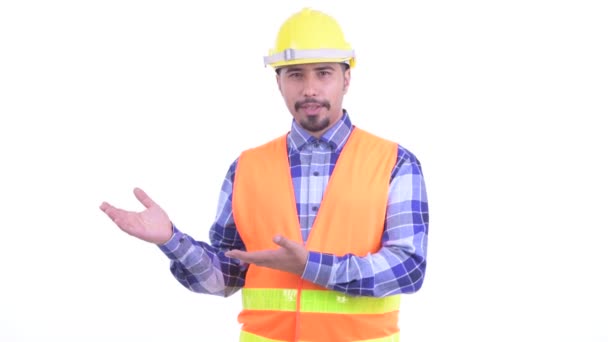 Heureux homme barbu perse travailleur de la construction présentant quelque chose — Video