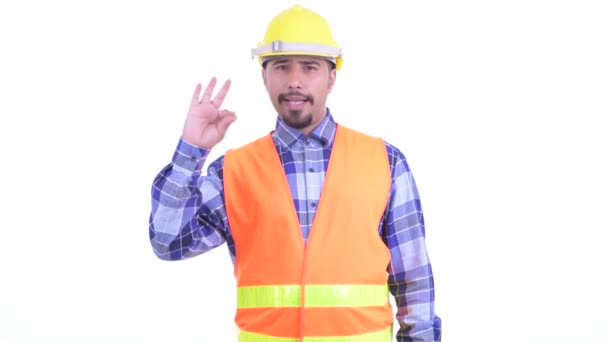 Feliz hombre barbudo persa trabajador de la construcción con signo de ok — Vídeos de Stock