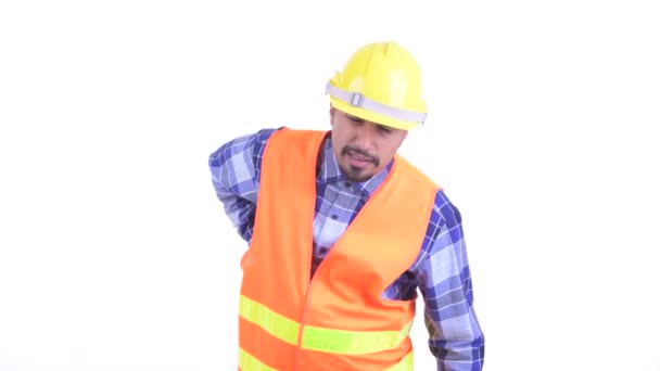 Estresado barbudo hombre persa trabajador de la construcción que tiene dolor de espalda — Vídeos de Stock