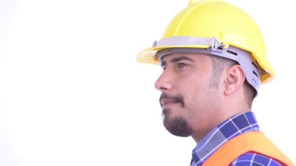 Close-up Profiel weergave van gelukkige bebaarde Perzische man bouwvakker glimlachend — Stockvideo