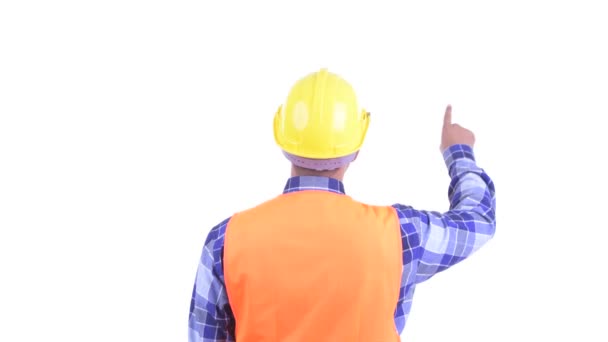 Vista trasera del trabajador de la construcción del hombre persa barbudo dirigiendo y señalando el dedo — Vídeo de stock