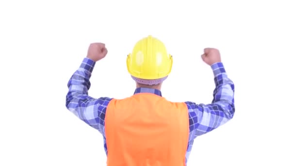 Vista trasera de hombre persa barbudo feliz trabajador de la construcción con los puños levantados — Vídeo de stock