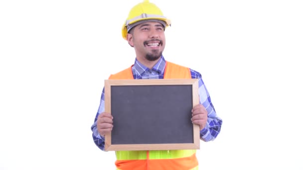 Feliz barbudo persa homem construção trabalhador pensando enquanto segurando blackboard — Vídeo de Stock