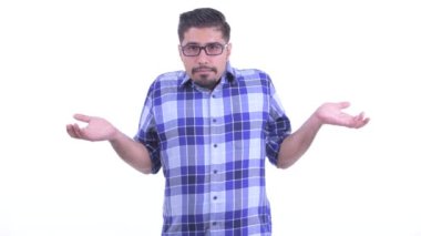 Şaşkın sakallı Pers hipster adam omuzsilke ve suçlu görünümlü