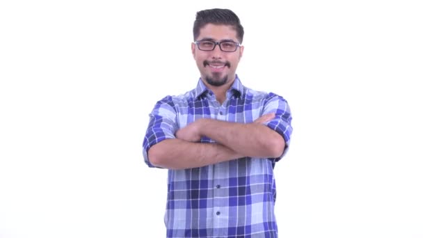 Felice uomo hipster persiano barbuto sorridente con le braccia incrociate — Video Stock