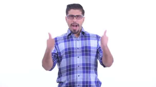 Heureux barbu perse hipster homme donnant pouces vers le haut et l'air excité — Video