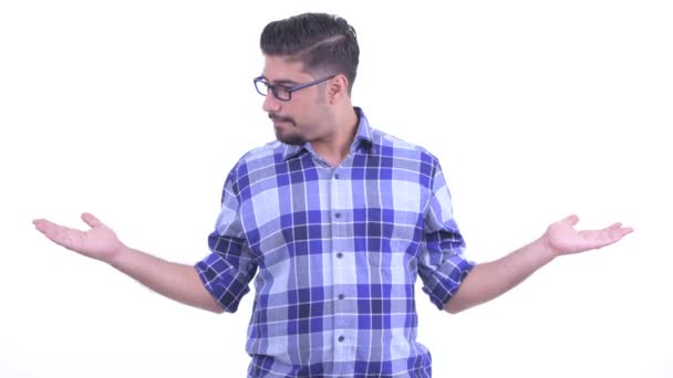 Feliz homem hipster persa barbudo comparando algo — Vídeo de Stock