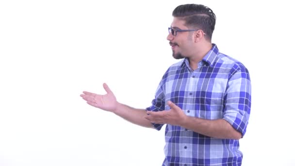 Mutlu sakallı Farsça hipster adam bir şey gösteren ve şaşırmış görünümlü — Stok video