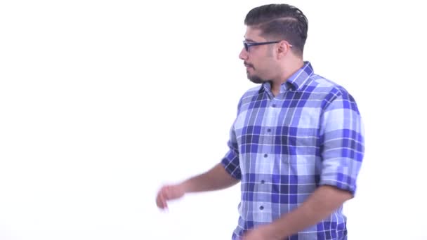 Joyeux perse barbu hipster homme montrant à l'arrière et l'air surpris — Video
