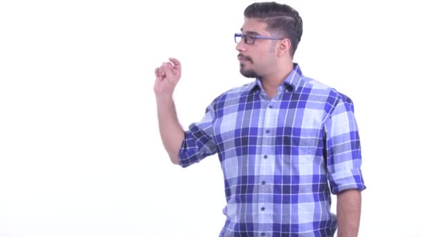 Happy skäggiga Persiska hipster man röra somethingand ser förvånad — Stockvideo