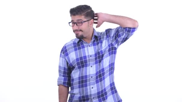 Confuso barbudo persa hipster homem coçar cabeça — Vídeo de Stock