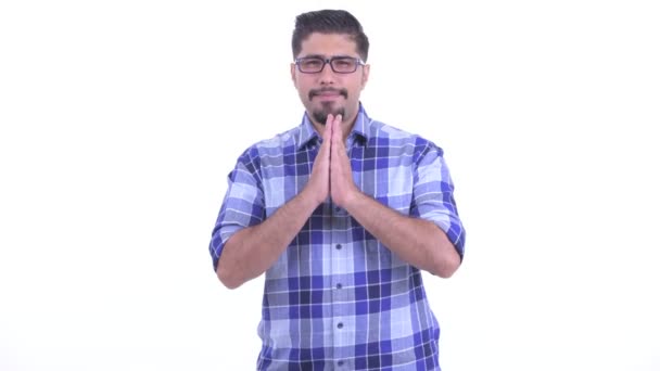 Ernstige bebaarde Perzische hipster man bidden — Stockvideo