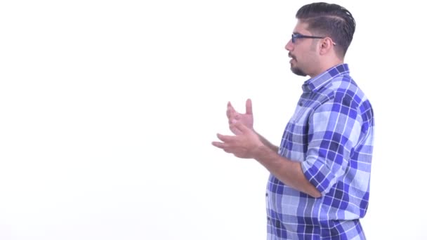 Mutlu sakallı Farsça hipster adam konuşan profil görünümü — Stok video