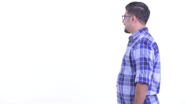 Vue du profil de heureux perse barbu hipster homme souriant — Video