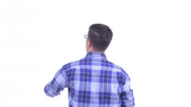 Sakallı İranlı hipster adam yönetmenlik ve işaret parmak Arka görünümü