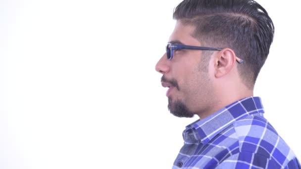 Vista del perfil de primer plano del hombre hipster persa barbudo feliz hablando — Vídeos de Stock