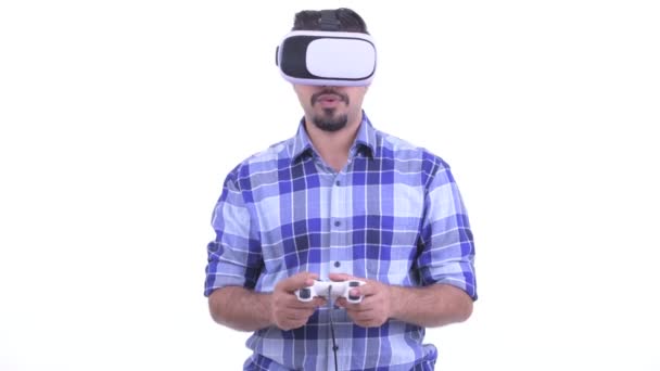 Bearded Perzische hipster man spelen games en met behulp van Virtual Reality headset — Stockvideo