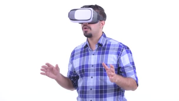 Hombre hipster persa barbudo usando auriculares de realidad virtual — Vídeos de Stock
