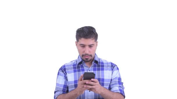 Cara de hombre hipster persa barbudo feliz usando el teléfono y mirando sorprendido — Vídeos de Stock