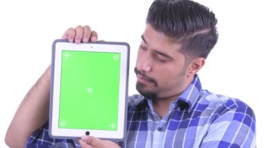 Dijital tablet gösteren mutlu sakallı Farsça hipster adam yüzü