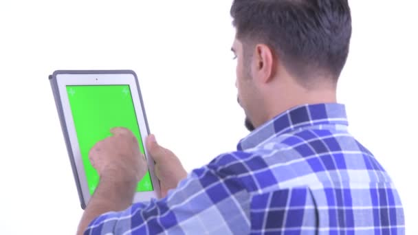 Closeup visszapillantó a szakállas perzsa csípő ember segítségével a digitális tabletta — Stock videók