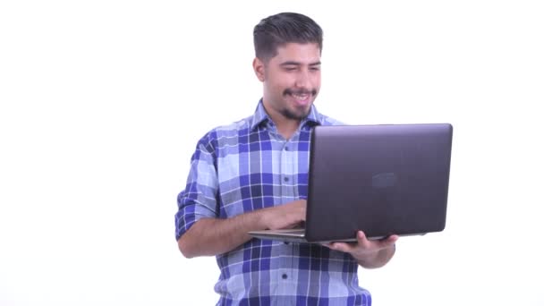 Ευτυχισμένο το μούσι περσική χίππη άνθρωπος σκέφτεται ενώ χρησιμοποιεί laptop — Αρχείο Βίντεο