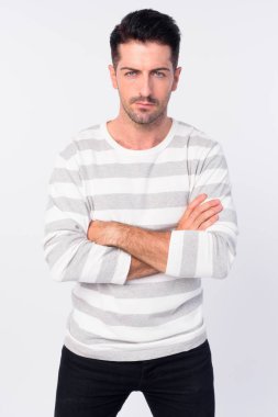 Kollarını çapraz ile ciddi görünümlü yakışıklı sakallı adam Portresi