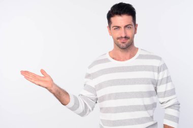 Yakışıklı sakallı adamın portresi bir şeyler gösteriyor