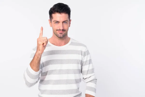 Retrato de hombre barbudo guapo apuntando hacia arriba —  Fotos de Stock