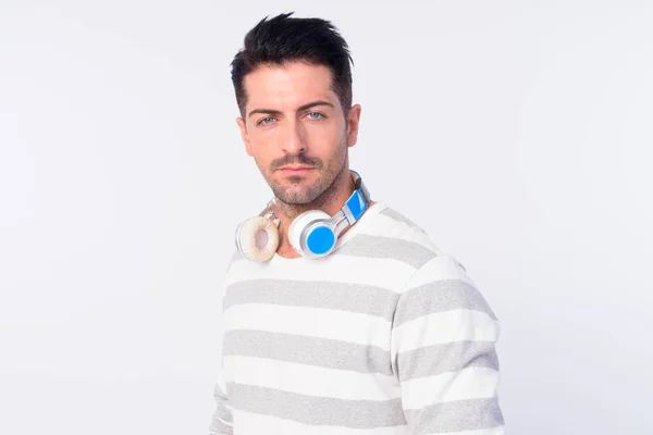 Gesicht eines gutaussehenden bärtigen Mannes mit Kopfhörern — Stockfoto