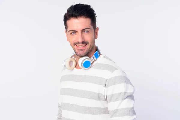 Rosto de homem barbudo bonito feliz com fones de ouvido sorrindo — Fotografia de Stock