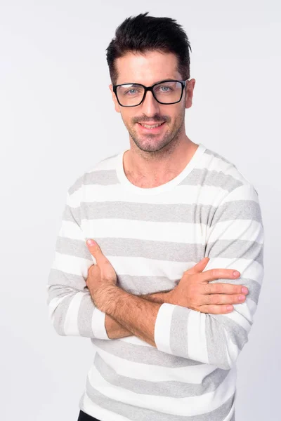 Portrait of happy bearded man wearing eyeglasses and smiling with arms crossed — Stock Photo, Image