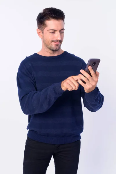 Retrato de homem barbudo bonito usando telefone — Fotografia de Stock