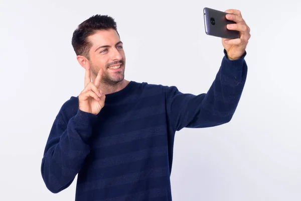 Retrato de hombre barbudo guapo feliz tomando selfie —  Fotos de Stock