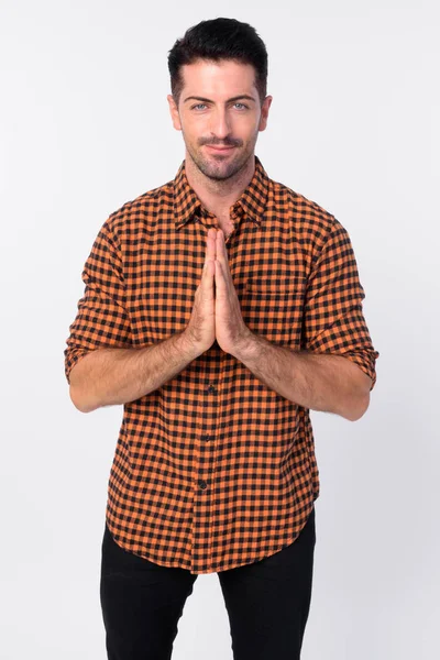 Retrato de hombre hipster barbudo guapo con las manos juntas saludo con respeto —  Fotos de Stock