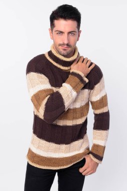 Yakışıklı sakallı adam kameraya bakıyor ve kış için hazır